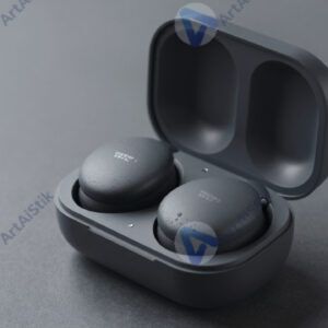 Пара Bluetooth‑наушников в открытом зарядном кейсе.