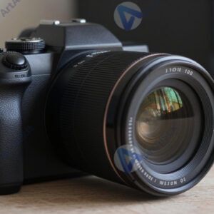 Беззеркальная камера на столе