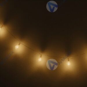 Тёплые жёлтые огоньки гирлянды