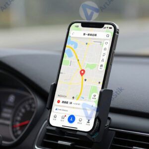 Смартфон с картой навигации в держателе на панели автомобиля.