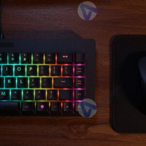 Клавиатура с RGB‑подсветкой и мышь на коврике