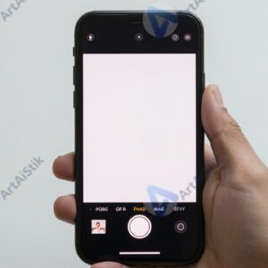 Смартфон с открытой камерой