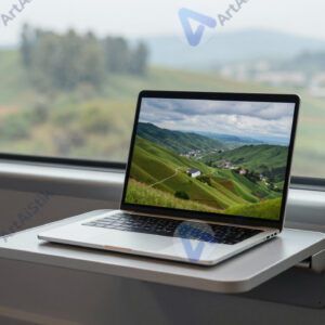 Ноутбук в поезде на откидном столике