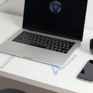 Стол с ноутбуком