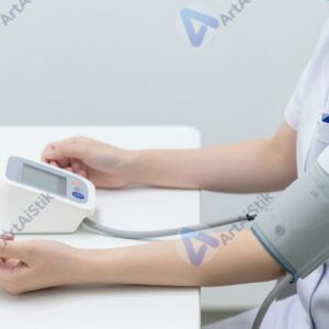 Медицинская сестра измеряет давление автоматическим тонометром.