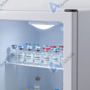 Холодильник для вакцин с прозрачной дверцей и флаконами.