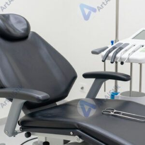 Гинекологическое кресло и стерильные инструменты в кабинете.