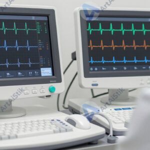 Диагностический монитор с ЭКГ‑линией и цифровыми значениями.