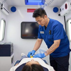 Фельдшер в машине скорой помощи