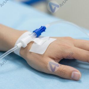 Рука пациента с капельницей