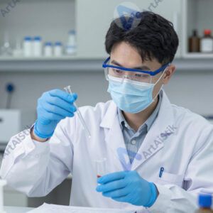 Учёный в лабораторном халате работает с колбами и пробирками.