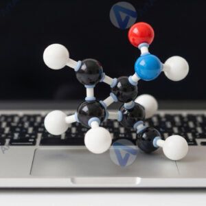 Модель молекулы из цветных шариков на фоне ноутбука.
