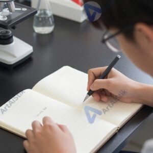 Студент записывает результат эксперимента в лабораторный журнал.