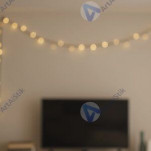 Bokeh от гирлянды на фоне размытой комнаты