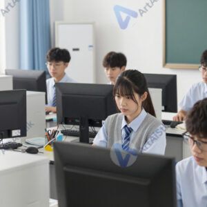 Учебная лаборатория с несколькими рабочими местами и студентами.