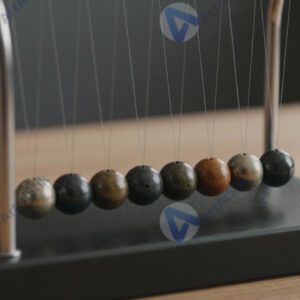 Физический маятник Ньютона на столе с шариками на нитях.