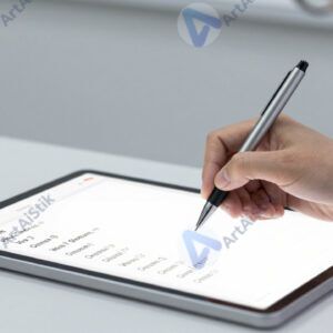 Учёный пишет формулы на планшете цифровым пером.