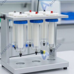 Лабораторная стойка с фильтрами и насосами для очистки воды.