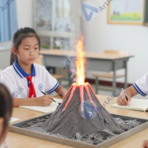 Макет вулкана с имитацией извержения на школьном уроке.