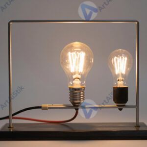 Электрический стенд с лампочками и проводами