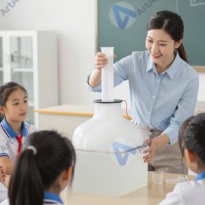 Учитель показывает школьникам опыт с жидким азотом.