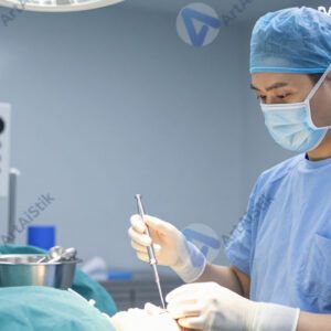 Робот‑ассистент подаёт инструмент хирургу в операционной.