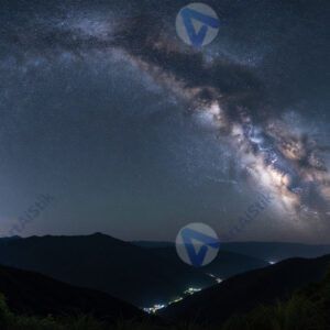 Звёздное небо с ярким Млечным путём над горами.