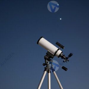 Телескоп на штативе направлен в ночное небо