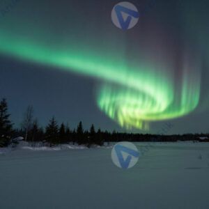 Северное сияние над заснеженным пейзажем