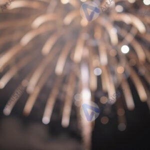 Размытые огни фейерверка превратились в мягкое цветное bokeh.