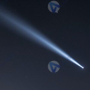 Комета с ярким хвостом на фоне звёздного неба.