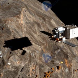 Космический аппарат пролетает мимо астероида