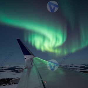 Снимок северного сияния из кабины самолёта над крылом.