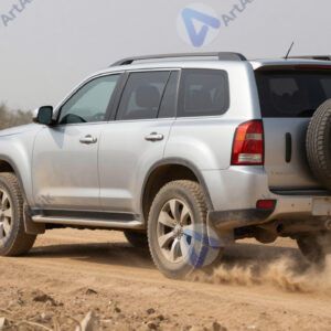 Внедорожник на грунтовой дороге