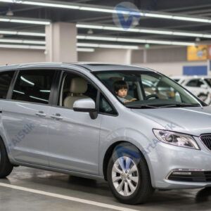 Семейный минивэн на парковке у супермаркета.