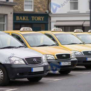 Колонна такси одинакового цвета на городской площади.