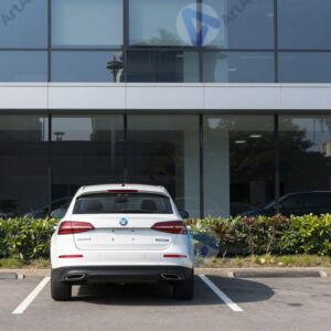 Машина на парковке у офиса