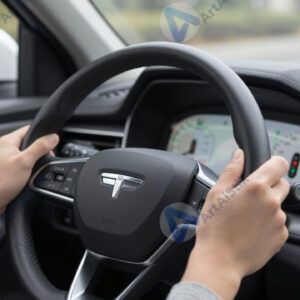 Водитель держит руль