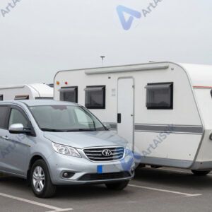 Автомобиль с прицепом‑дачей на парковке лагеря.