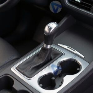 Панель с рычагом АКПП и подстаканниками