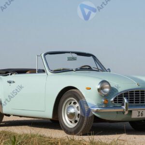 Ретро‑кабриолет с опущенной крышей на набережной.