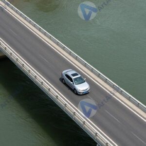 Машина едет по мосту над рекой