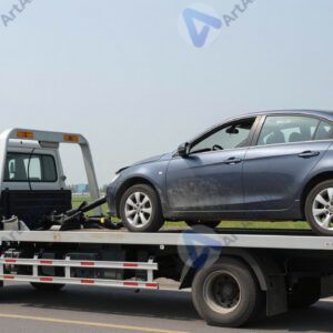 Автоэвакуатор везёт сломанный автомобиль на платформе.