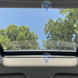 Панорамный люк в крыше автомобиля