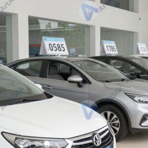 Несколько автомобилей в автосалоне