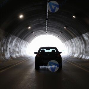 Силуэт автомобиля в туннеле