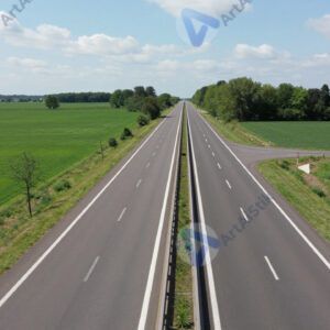 Электрический кроссовер на шоссе