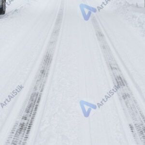 Машина на заснеженной улице