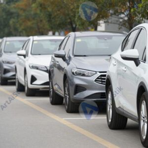 Несколько машин выстроены в ряд для тест‑драйва у дилерского центра.