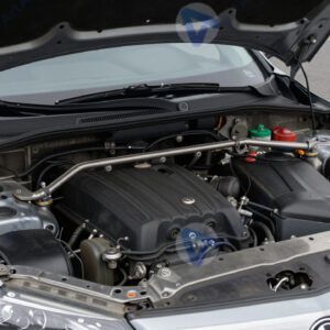 Автомобиль с открытым капотом